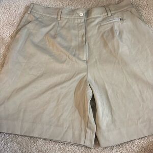 Tail short pants size 14
